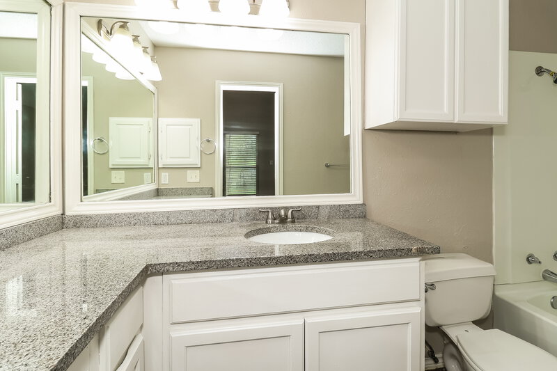 0/Mo, 2618 Butterfield Drive Fort Worth, TX 76133 Main Bathroom View