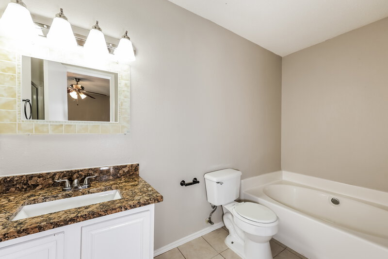 1,845/Mo, 321 Taylor St Saginaw, TX 76179 Main Bathroom View