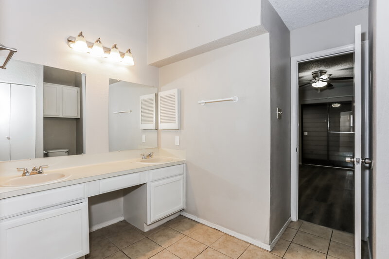 1,910/Mo, 635 Las Brisas Dr Mesquite, TX 75149 Main Bathroom View