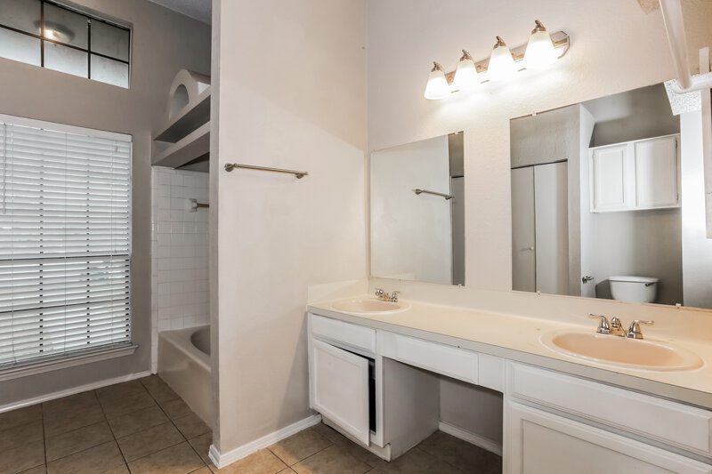 1,910/Mo, 635 Las Brisas Dr Mesquite, TX 75149 Main Bathroom View 2