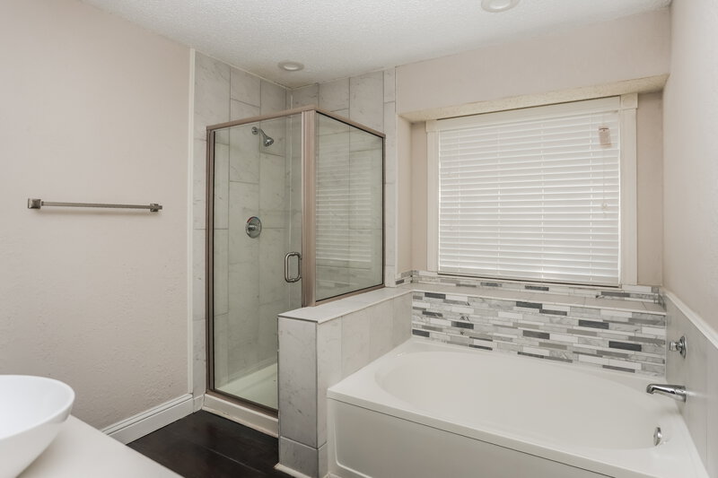2,380/Mo, 2220 Augusta St Lancaster, TX 75146 Main Bathroom View