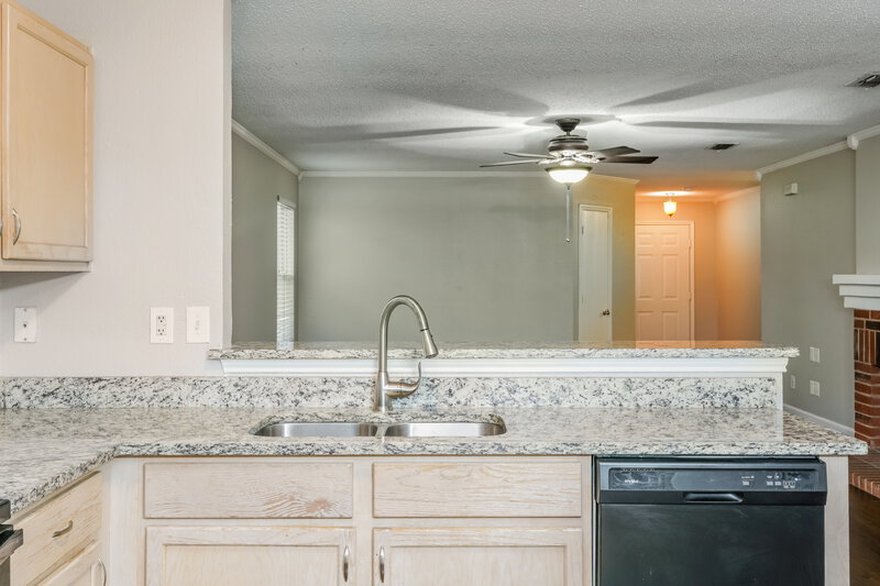 2,250/Mo, 1037 Bannack Dr Arlington, TX 76001 Kitchen View 2