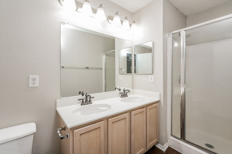 2,250/Mo, 1037 Bannack Dr Arlington, TX 76001 Main Bathroom View