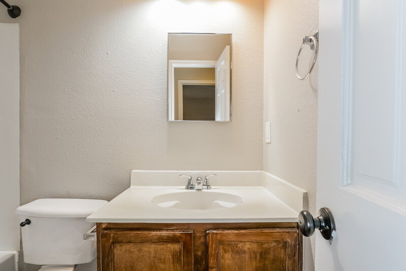 2,250/Mo, 1037 Bannack Dr Arlington, TX 76001 Bathroom View