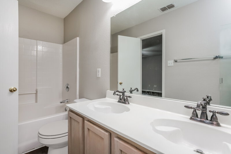 2,250/Mo, 1037 Bannack Dr Arlington, TX 76001 Bathroom View 2