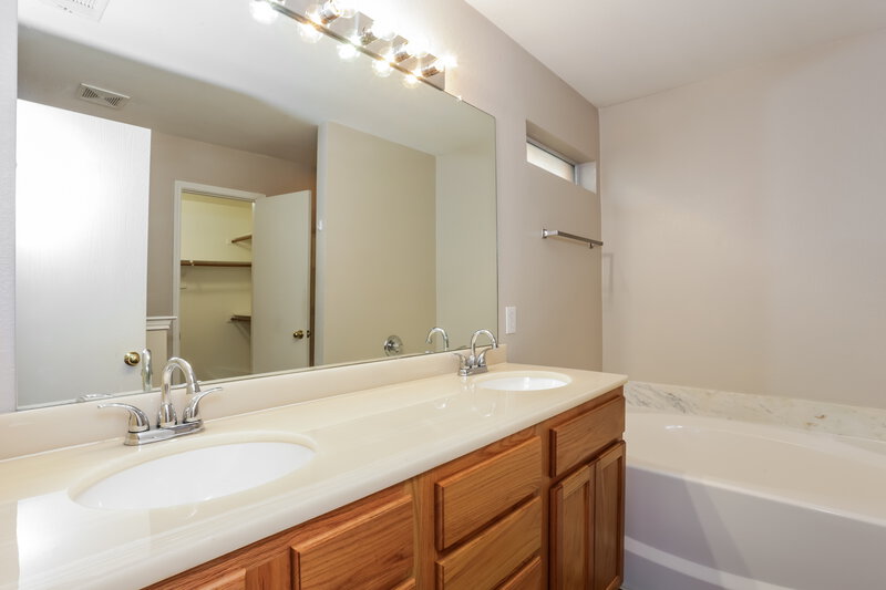 2,140/Mo, 1735 Oneal Street Lancaster, TX 75134 Main Bathroom View