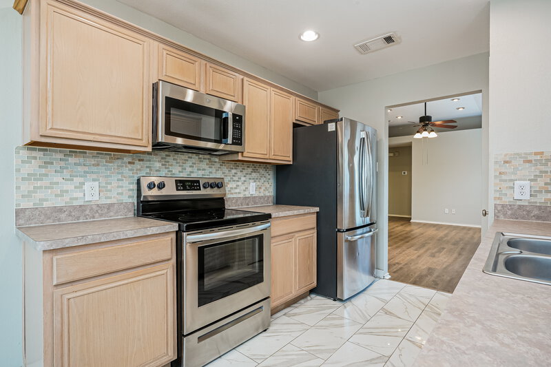 1,900/Mo, 13911 Creek Crossing Dr. Dallas, TX 75253 Kitchen View 2