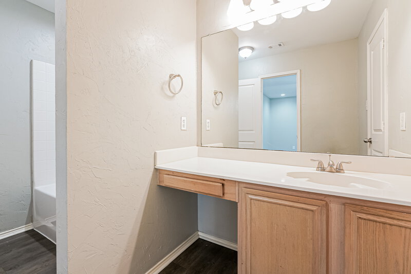 1,900/Mo, 13911 Creek Crossing Dr. Dallas, TX 75253 Main Bathroom View