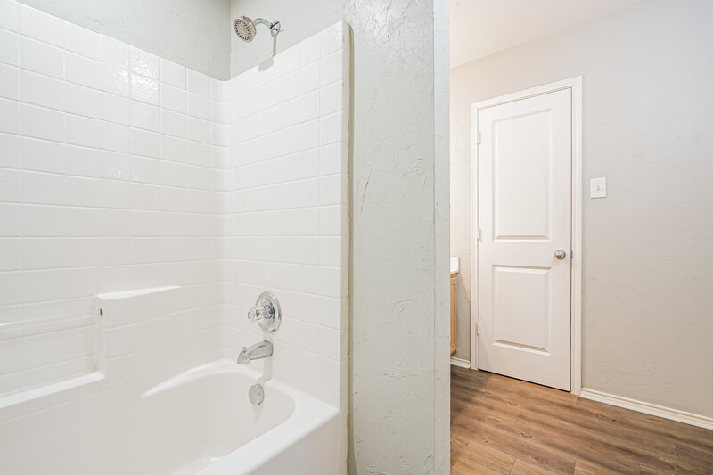 1,900/Mo, 13911 Creek Crossing Dr. Dallas, TX 75253 Main Bathroom View 2