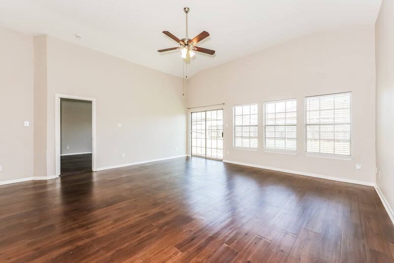 2,195/Mo, 926 Hannah Way Dallas, TX 75253 Living Room View 2