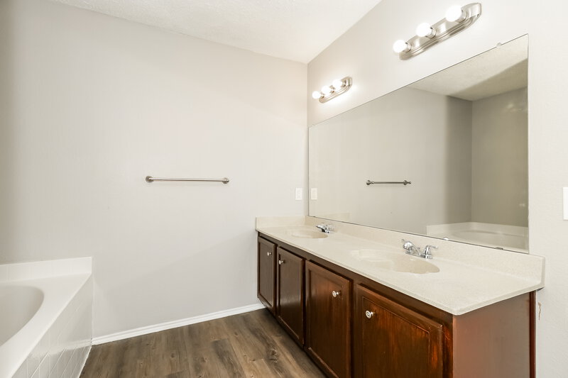2,920/Mo, 517 Nuffield Lane Crowley, TX 76036 Main Bathroom View