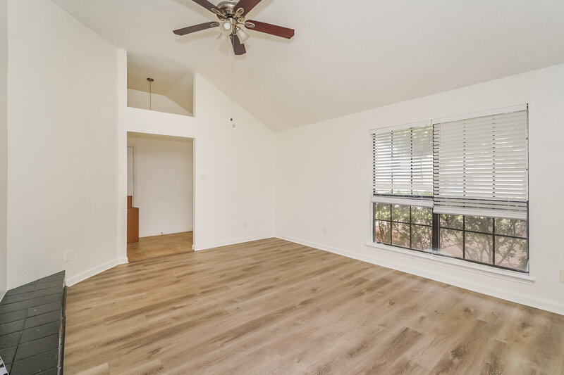 2,160/Mo, 936 Manor Dr Desoto, TX 75115 Living Room View 2