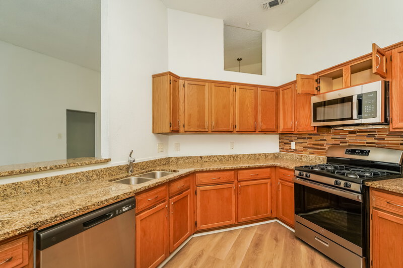 2,160/Mo, 936 Manor Dr Desoto, TX 75115 Kitchen View 2