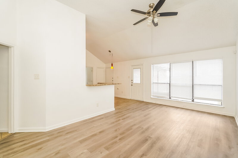 2,160/Mo, 936 Manor Dr Desoto, TX 75115 Family Room View 2