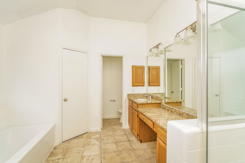 2,160/Mo, 936 Manor Dr Desoto, TX 75115 Main Bathroom View
