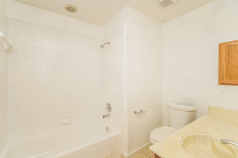 2,160/Mo, 936 Manor Dr Desoto, TX 75115 Bathroom View