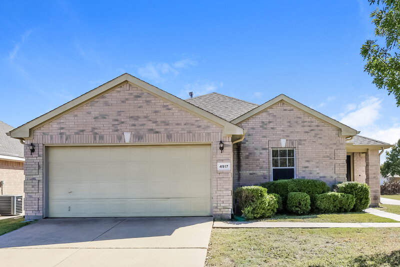 1,900/Mo, 4917 Palm Ridge Drive Fort Worth, TX 76133 External View