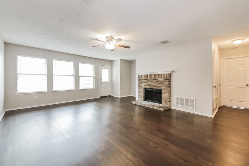 2,020/Mo, 2712 Tranquil Way Dallas, TX 75237 Living Room View 3