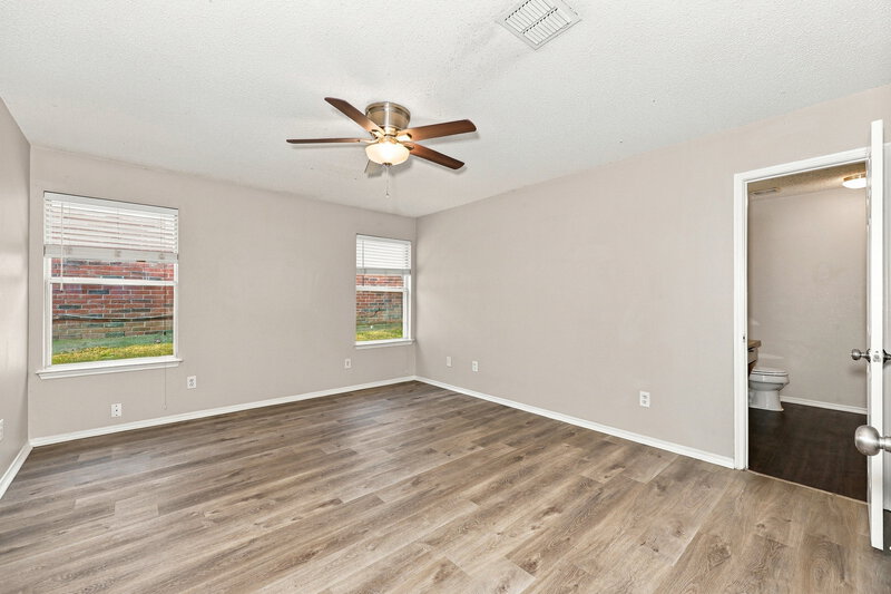 2,085/Mo, 2712 Tranquil Way Dallas, TX 75237 Primary Bedroom View