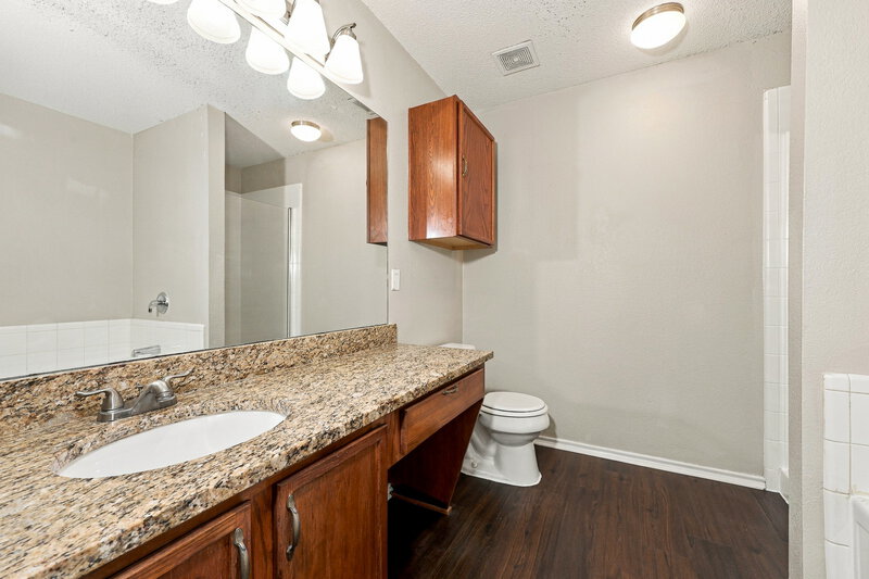 2,085/Mo, 2712 Tranquil Way Dallas, TX 75237 Primary Bathroom View