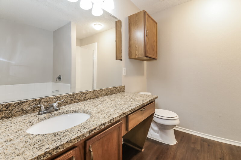 2,020/Mo, 2712 Tranquil Way Dallas, TX 75237 Main Bathroom View