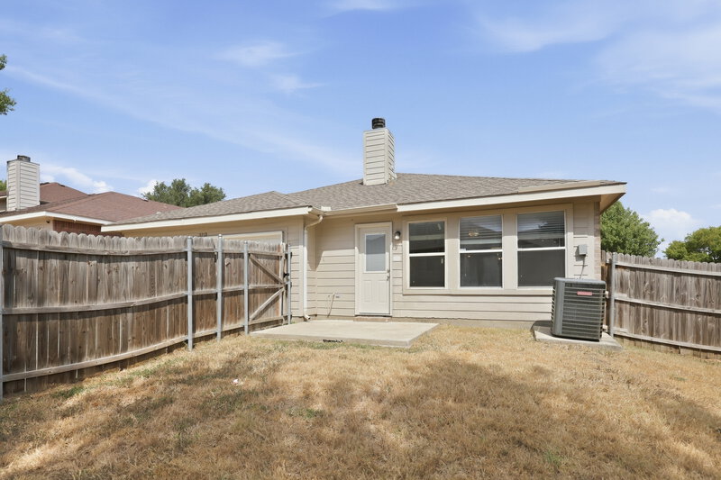 2,085/Mo, 2712 Tranquil Way Dallas, TX 75237 Rear View
