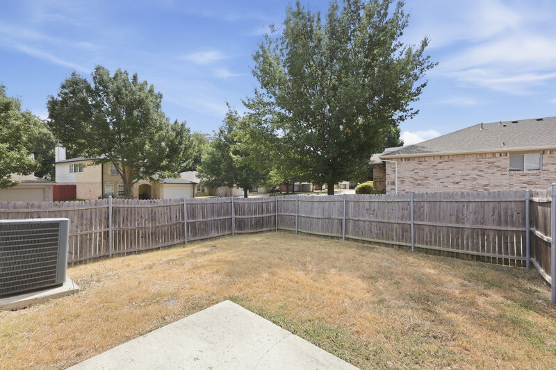 2,085/Mo, 2712 Tranquil Way Dallas, TX 75237 Backyard View