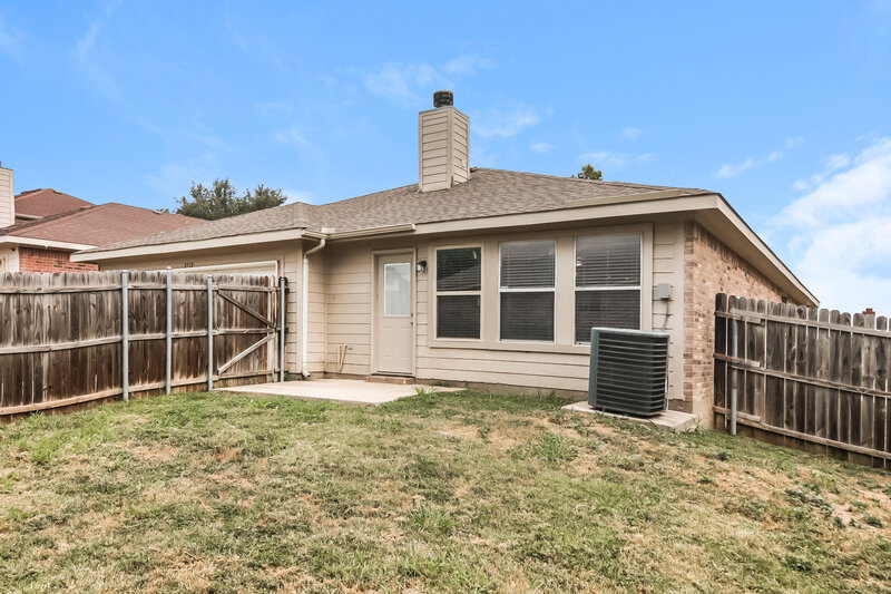 2,020/Mo, 2712 Tranquil Way Dallas, TX 75237 Rear View