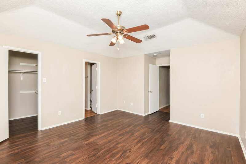 2,105/Mo, 6436 Peggy Dr Fort Worth, TX 76133 Main Bedroom View 2