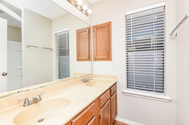 2,105/Mo, 6436 Peggy Dr Fort Worth, TX 76133 Main Bathroom View