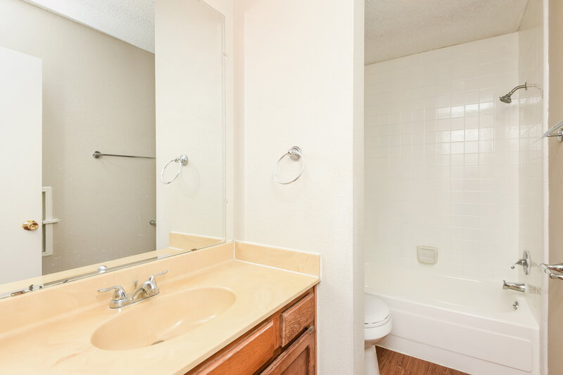 2,105/Mo, 6436 Peggy Dr Fort Worth, TX 76133 Bathroom View