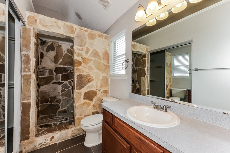 2,170/Mo, 706 Valleycreek Rd Mesquite, TX 75181 Main Bathroom View