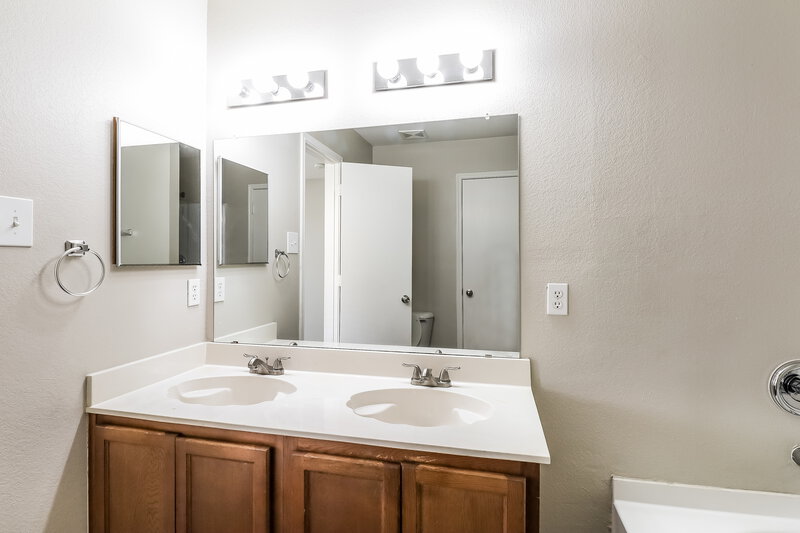 2,076/Mo, 1014 Blackberry Trail Lancaster, TX 75134 Main Bathroom View