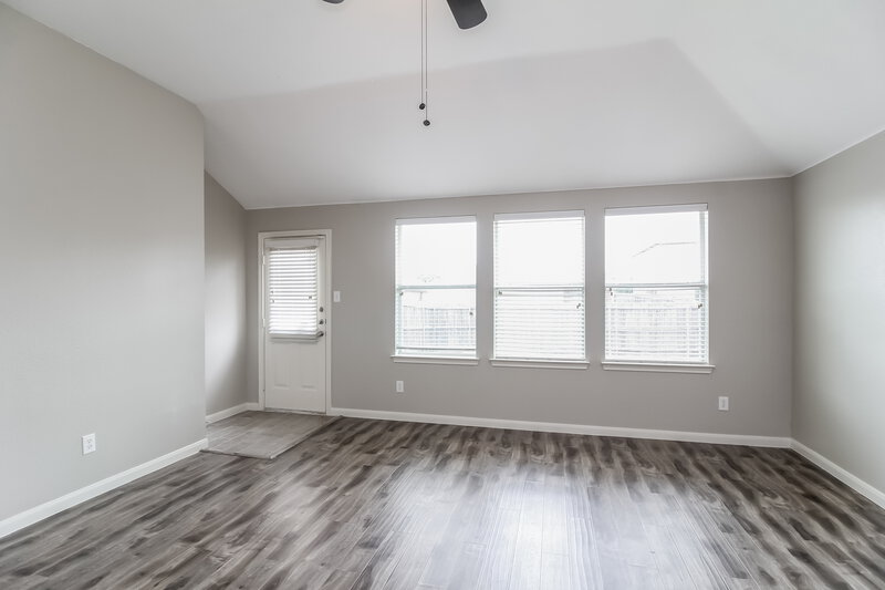 2,300/Mo, 1320 Illinois Ave Lancaster, TX 75134 Living Room View 3