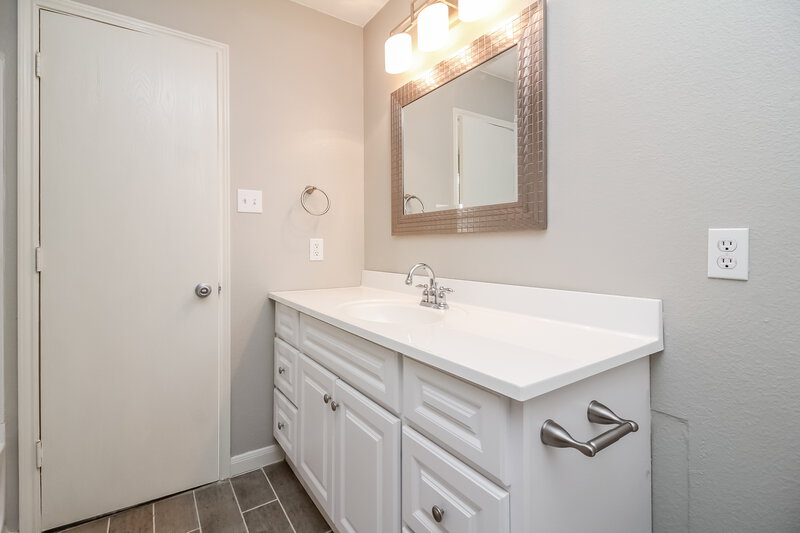 2,300/Mo, 1320 Illinois Ave Lancaster, TX 75134 Bathroom View