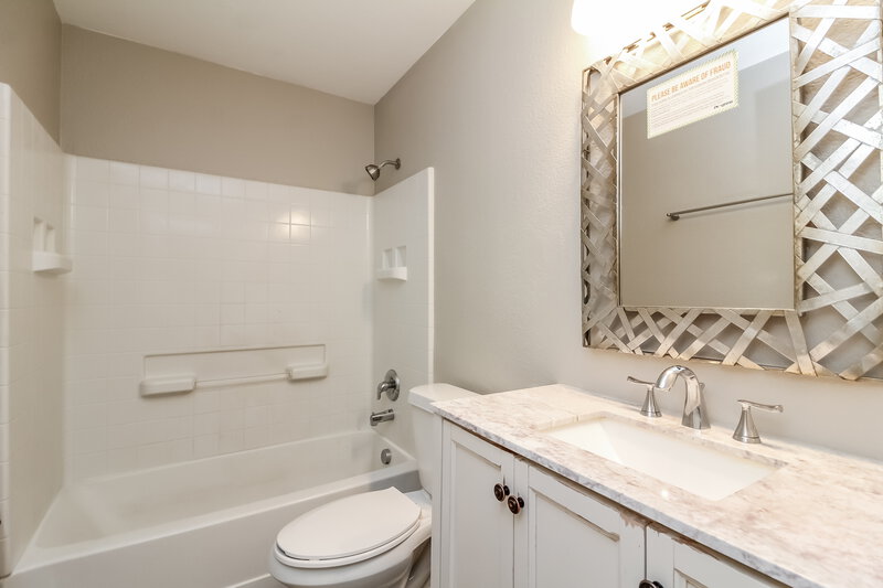 2,300/Mo, 1320 Illinois Ave Lancaster, TX 75134 Bathroom View 2