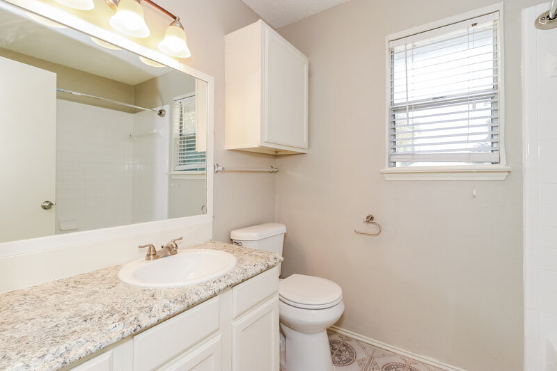 2,065/Mo, 4821 Woodstock Drive Fort Worth, TX 76137 Main Bathroom View