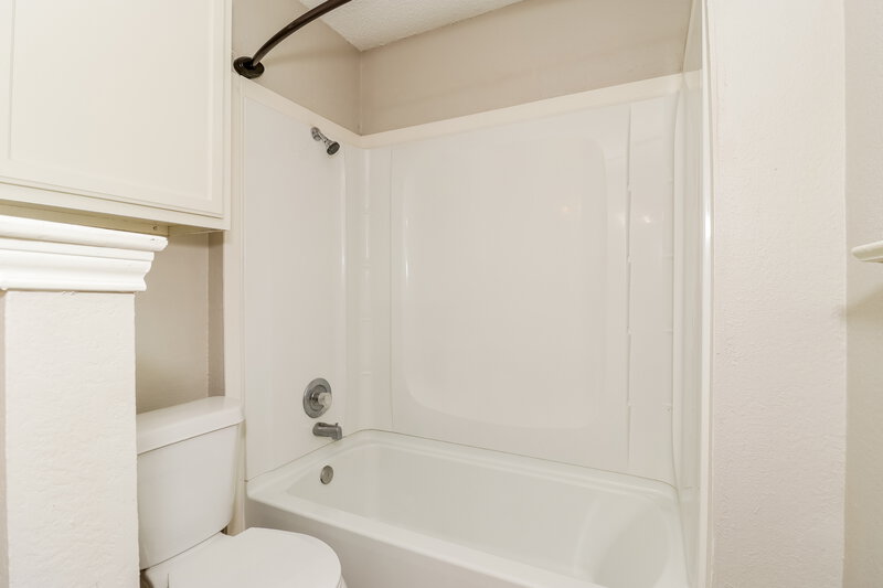2,065/Mo, 4821 Woodstock Drive Fort Worth, TX 76137 Bathroom View 2