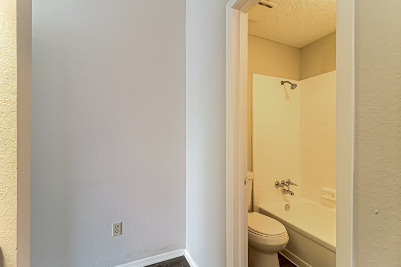 1,965/Mo, 2917 Highlawn Terrace Fort Worth, TX 76133 Main Bathroom View