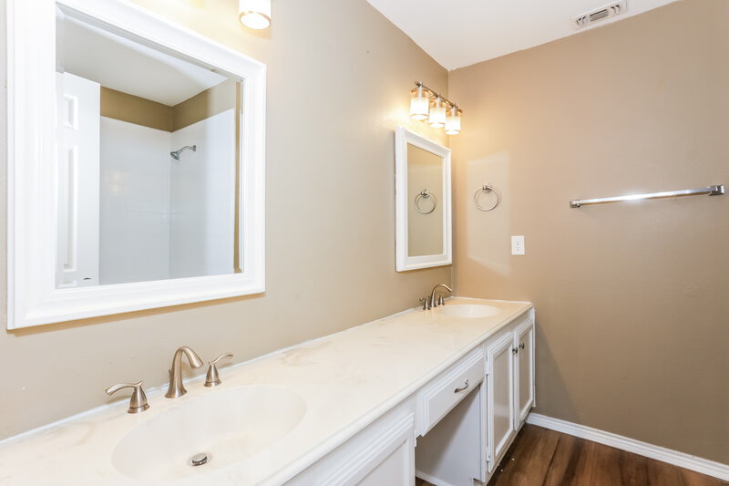 2,460/Mo, 1524 Chapman St Cedar Hill, TX 75104 Main Bathroom View