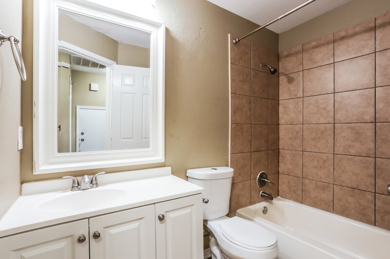 2,460/Mo, 1524 Chapman St Cedar Hill, TX 75104 Bathroom View