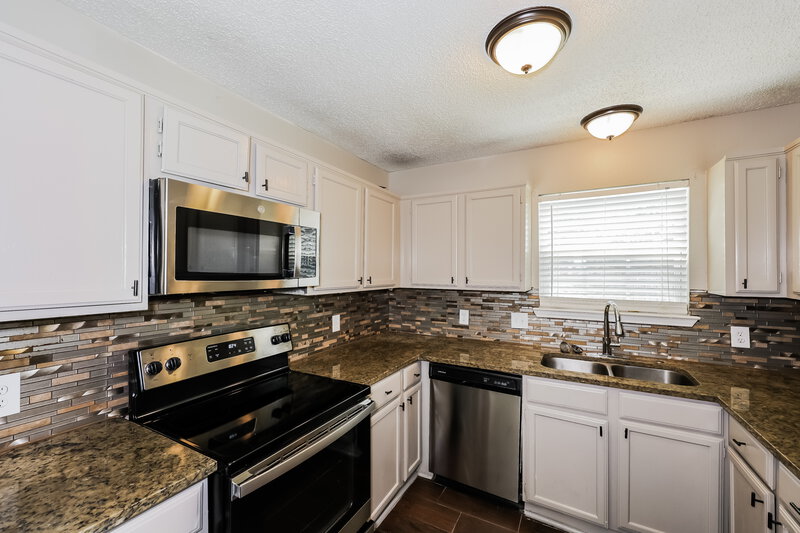 2,260/Mo, 1119 Brewer Dr. Cedar Hill, TX 75104 Kitchen View 2