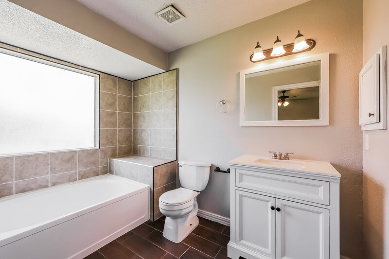 2,260/Mo, 1119 Brewer Dr. Cedar Hill, TX 75104 Main Bathroom View