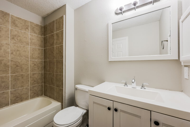 2,260/Mo, 1119 Brewer Dr. Cedar Hill, TX 75104 Bathroom View