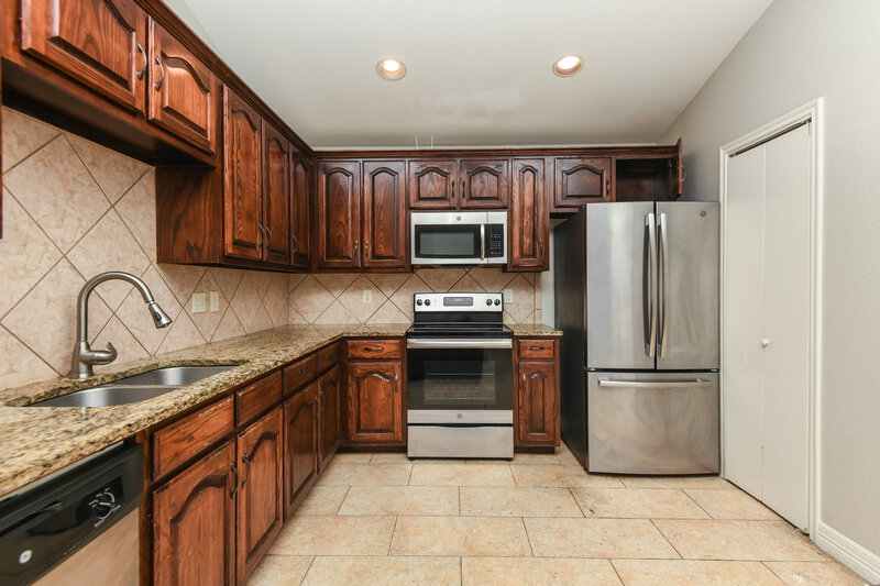 1,800/Mo, 1268 Kielder Circle Fort Worth, TX 76134 Kitchen View 2