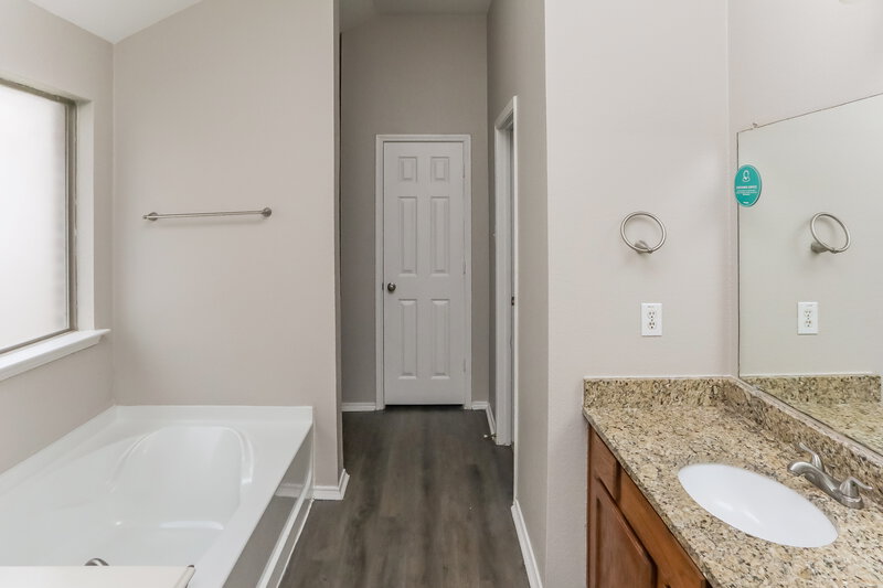 2,055/Mo, 1338 Kentucky Avenue Lancaster, TX 75134 Main Bathroom View