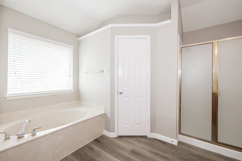 2,660/Mo, 1516 Warwick Drive Lancaster, TX 75134 Main Bathroom View