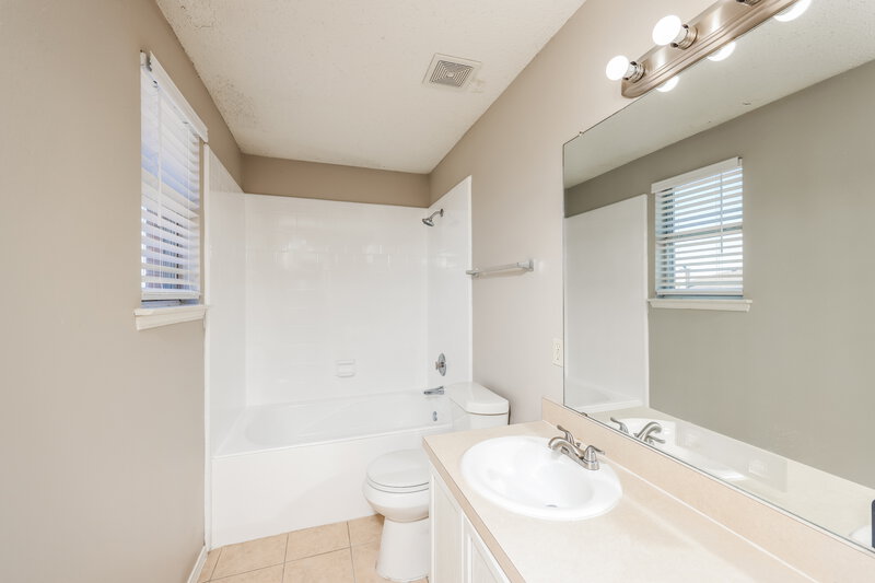 2,315/Mo, 1616 Columbia Drive Glenn Heights, TX 75154 Main Bathroom View