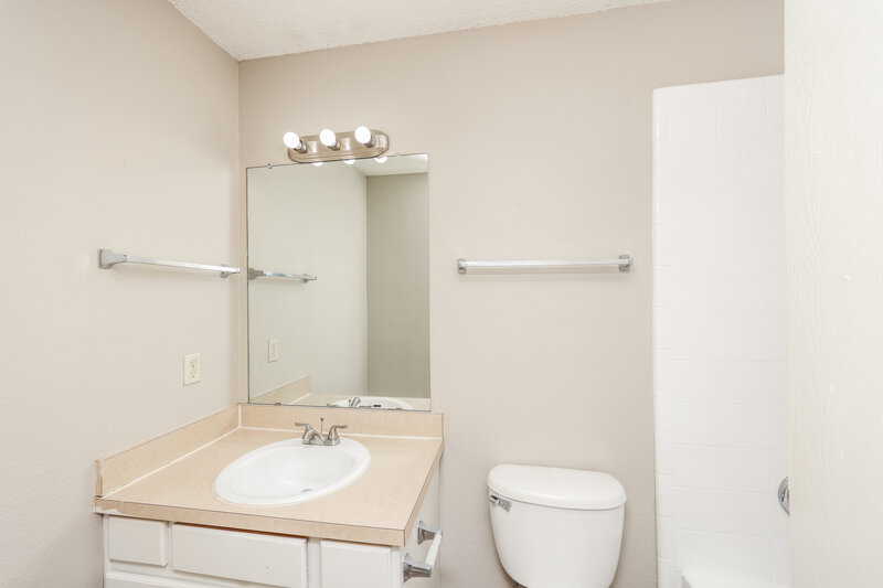 2,315/Mo, 1616 Columbia Drive Glenn Heights, TX 75154 Bathroom View