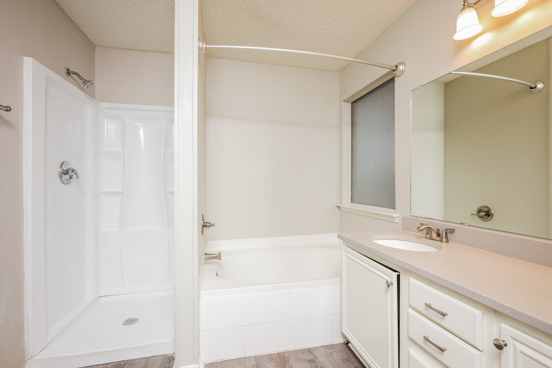 2,445/Mo, 214 Layman Dr Cedar Hill, TX 75104 Main Bathroom View